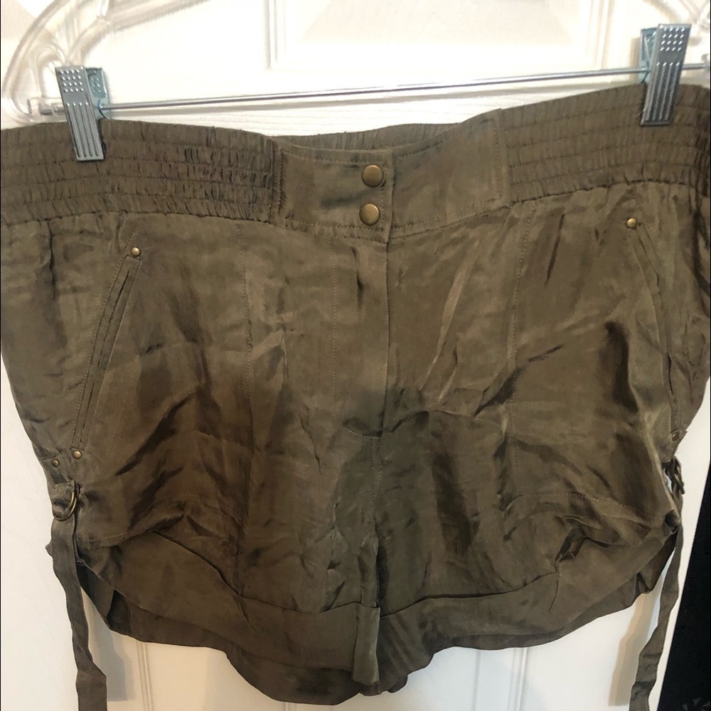 Diane Von Furstenberg DVF size 6 vintage green silk cargo shorts elastic waist